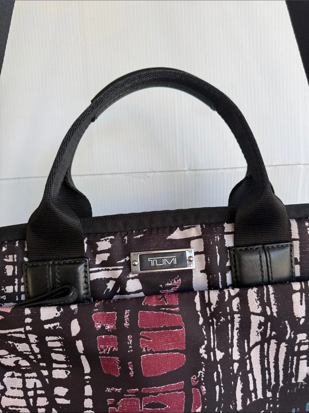 TUMI MESSENGER LAPTOP BAG PRINTED NYLON MULTICOLOR HOLDS A 15” LAPTOP OR TABLET